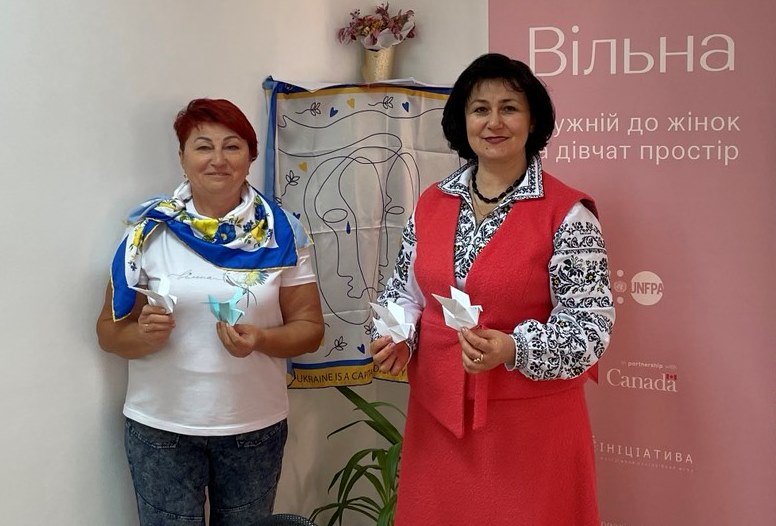 Раді бути корисними! Представниці Центру гендерних досліджень та впровадження політики рівних прав і можливостей ТНПУ Оксана Кікінежді та Ольга Кізь